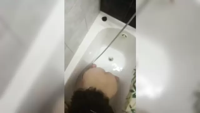 Брюнетка сосет кавказцу в ванной
