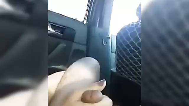 Девушка дрочит кавказцу в машине