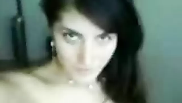 Красивая кавказская девушка снимает соло