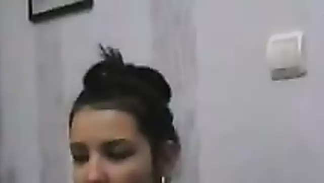 Девушка показала попку кавказскому другу